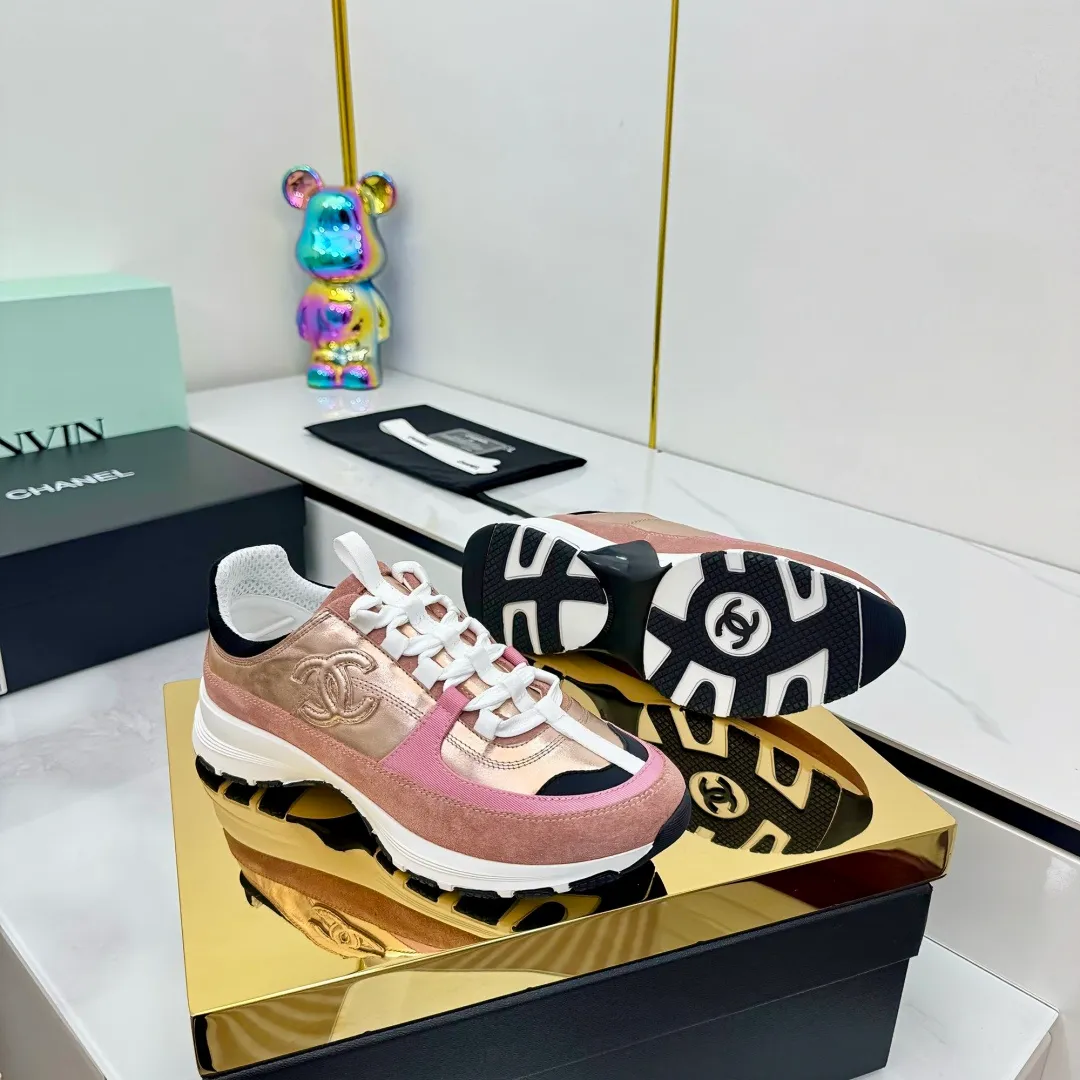 👟👟Ex-factory price 600👟👟High quality! ! ! CHANEL Chanel 25A latest thick-soled casual sports shoes. The counter is synchronized. The counter is very popular. It is a shoe that is very difficult to buy. The most popular thick-soled casual shoes on the Internet. As you can imagine, the most popular thick-soled casual shoes can not be missed. It has both good looks and comfort. Simple and versatile. The thick sole increases the height and is super versatile. Whoever wears it will look better. Upper: cowhide stitching. Lining: breathable mesh. Outsole: TPU original outsole. Size: 35-41 👉